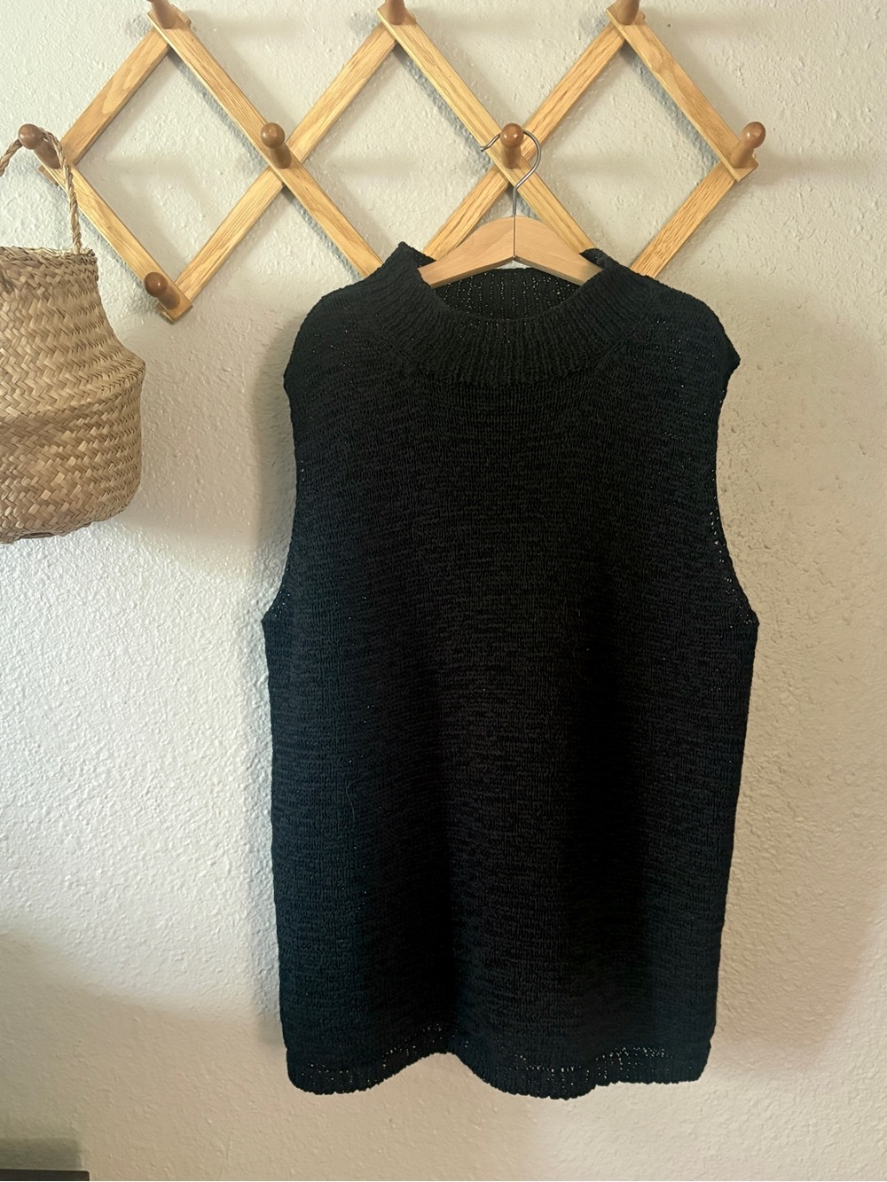 Black Knit Women's Sleeveless Sweater - Large